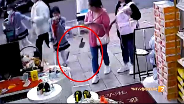 吓人!昆明街头一把菜刀从天而降,差点砸到放学途中的孩子! 吓人!昆明街头一把菜刀从天而降,差点砸到放学途中的孩子!