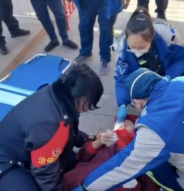 “大姨，放心啊，我在这呢！”寒冷的街头沈阳女辅警救助摔倒老人