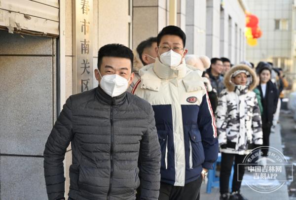 吉镜头丨2月14日长春市婚姻登记火热 第一对新人前一天晚9点就来排队 吉镜头丨2月14日长春市婚姻登记火热 第一对新人前一天晚9点就来排队