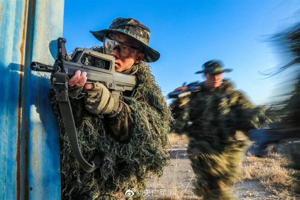 百步穿杨!近距离看武警狙击手训练 百步穿杨!近距离看武警狙击手训练
