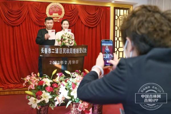 吉镜头丨2月14日长春市婚姻登记火热 第一对新人前一天晚9点就来排队 吉镜头丨2月14日长春市婚姻登记火热 第一对新人前一天晚9点就来排队