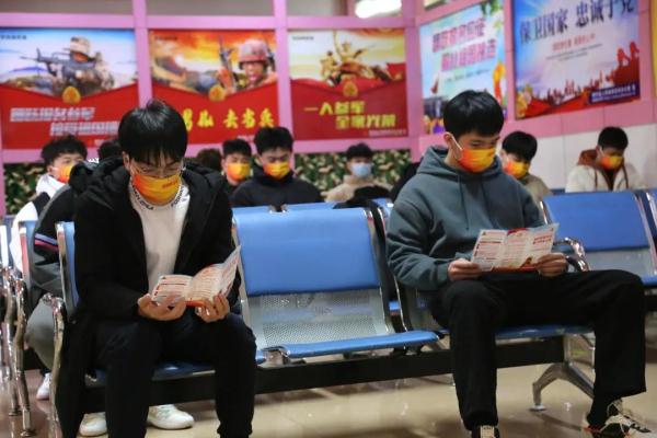 热血青年接受祖国挑选