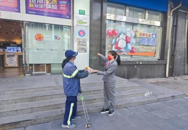 时刻关爱老人及户外工作者,上海电信“爱心翼站”让爱“在一起” 时刻关爱老人及户外工作者,上海电信“爱心翼站”让爱“在一起”