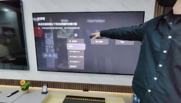 “一摁变英文了！”80岁独居老人被电视逼急……