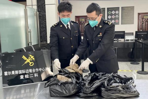 惊了！竟然有人身上绑藏这样东西入境！海关已连续查获多起