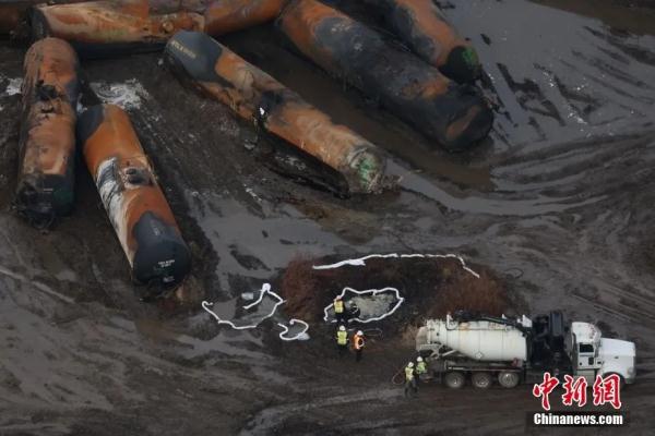 又泄漏！美国罐车侧翻，剧毒硝酸泄漏