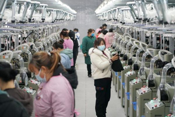 中国西部县域经济发展助力“家门口”就业