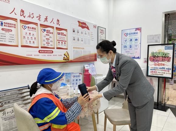 时刻关爱老人及户外工作者,上海电信“爱心翼站”让爱“在一起” 时刻关爱老人及户外工作者,上海电信“爱心翼站”让爱“在一起”