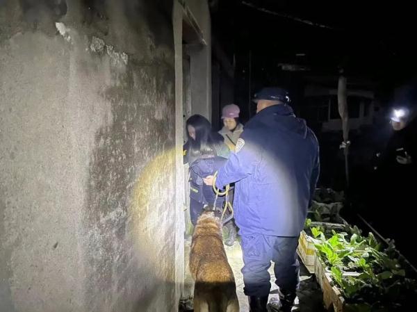 警犬“豪斯”又立功！看这自豪的小表情