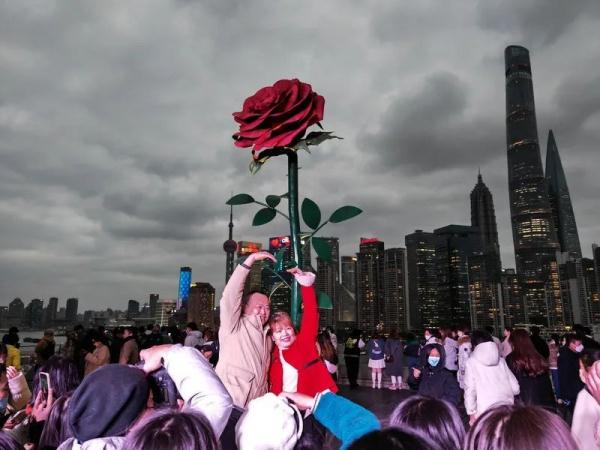 两三百人同时打卡！结果看到真相后，网友都被气笑了…