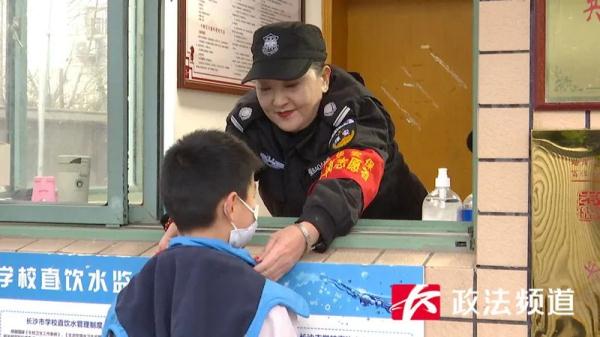 上班是小学保安，下班是模特冠军！这位长沙大姐火了