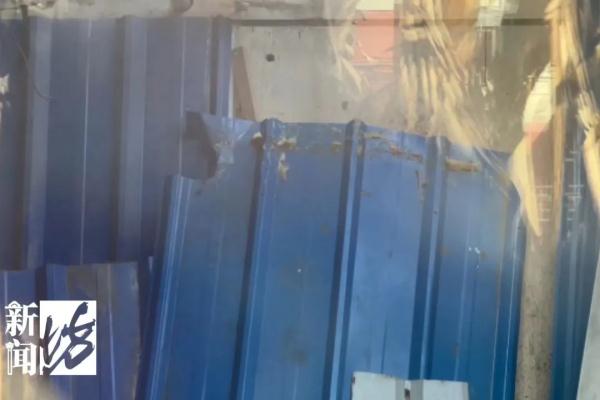 沪一业主遭女邻居报复,窗户被垃圾堵到"不见天日",为啥? 沪一业主遭女邻居报复,窗户被垃圾堵到"不见天日",为啥?