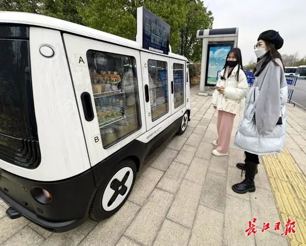 武汉街头无人驾驶售货车,有人靠近就停车 武汉街头无人驾驶售货车,有人靠近就停车