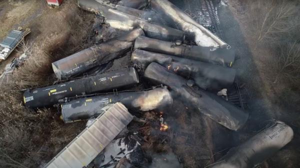 美国一货运列车脱轨 脱轨车厢无危险物品