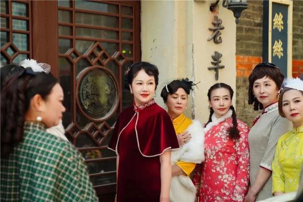 上海《甄嬛传》阿姨们又"杀"去横店了，这次挑战的大热剧是…