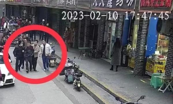 真实抓捕现场!重庆江津民警飞扑制服犯罪嫌疑人 真实抓捕现场!重庆江津民警飞扑制服犯罪嫌疑人