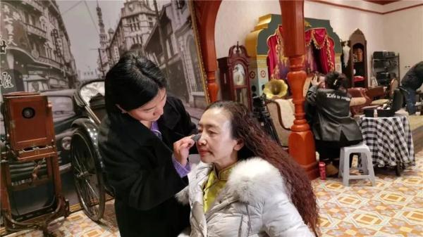 上海《甄嬛传》阿姨们又"杀"去横店了，这次挑战的大热剧是…