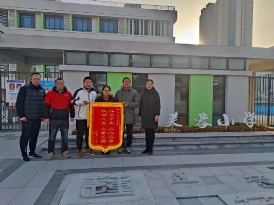 关键时刻破门而入，老师家长接力救下一家三口！