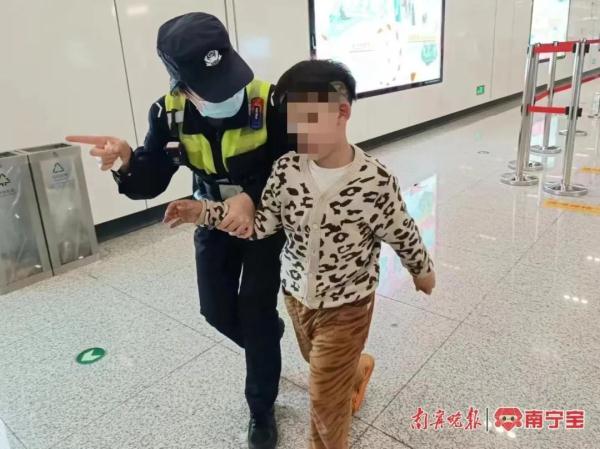 南宁一小男孩钻地铁闸机跑下站台，值班民警细心发现异样······