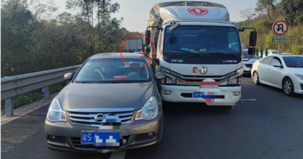 交警刚拉响警报器，他就出事了！到底在怕啥？！