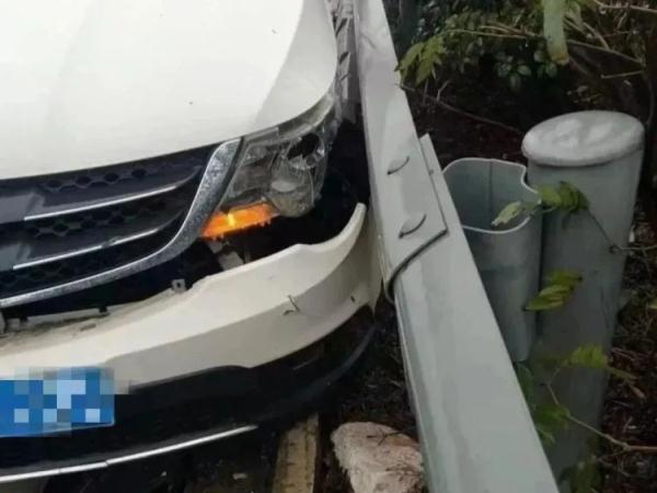 男子驾车撞护栏后报警：“有车撞我！”对方司机表示：绝无这种可能…