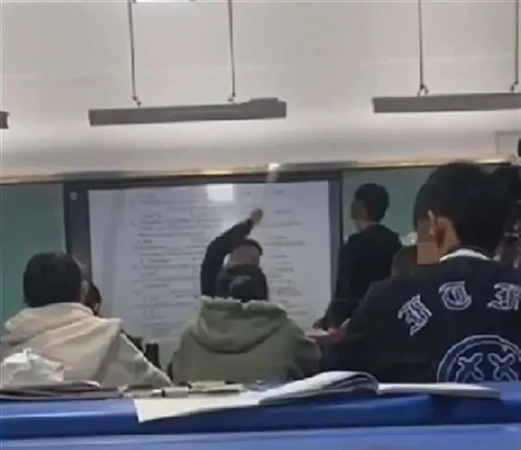 热搜第一！老师课上用戒尺狠抽学生，网友吵翻！