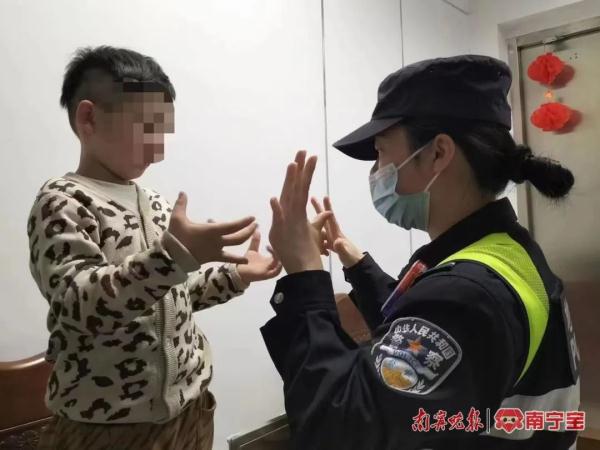 南宁一小男孩钻地铁闸机跑下站台，值班民警细心发现异样······