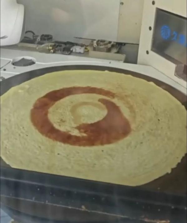 科技与狠活！北京一地铁站外惊现全自动“煎饼机器人”