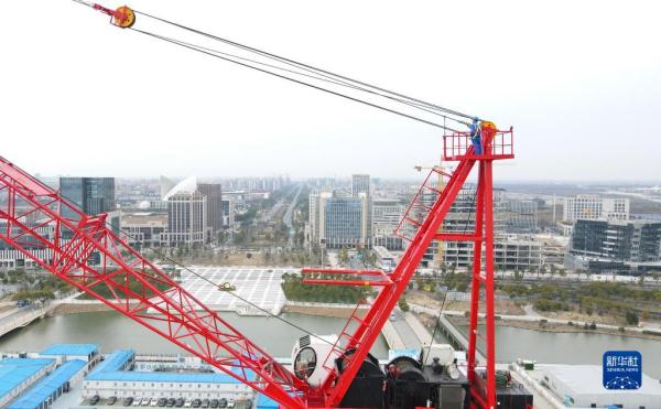 上海：超高层造楼机助力智能绿色施工