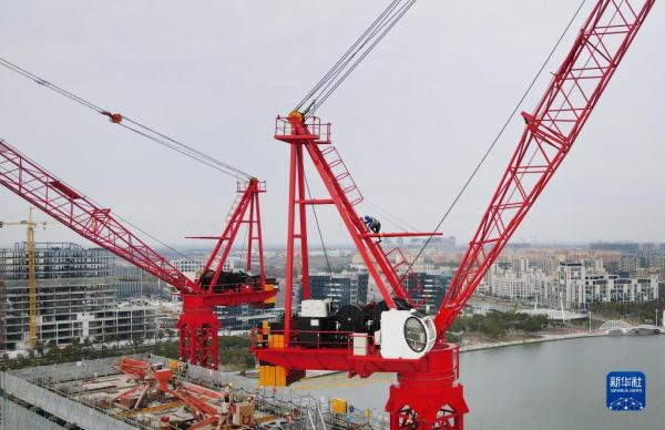 上海：超高层造楼机助力智能绿色施工