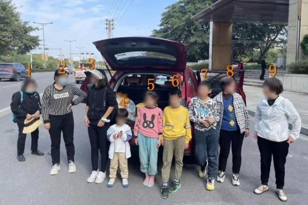 后备箱“硬”塞3个小孩！民警痛斥家长：别把生命当儿戏！