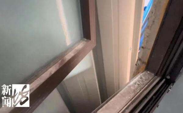 沪一业主遭女邻居报复,窗户被垃圾堵到"不见天日",为啥? 沪一业主遭女邻居报复,窗户被垃圾堵到"不见天日",为啥?