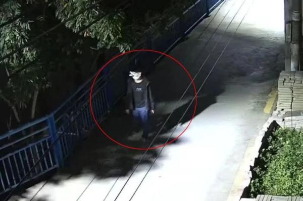 监控曝光！民众一男子盗窃车内财物被拍下作案瞬间