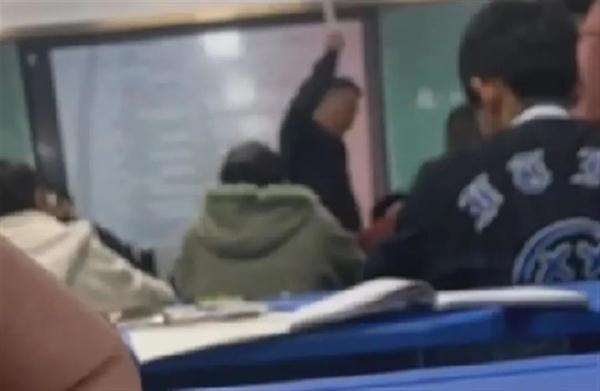 热搜第一！老师课上用戒尺狠抽学生，网友吵翻！