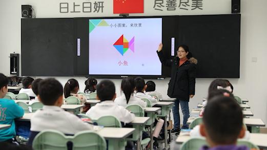 关键时刻破门而入，老师家长接力救下一家三口！