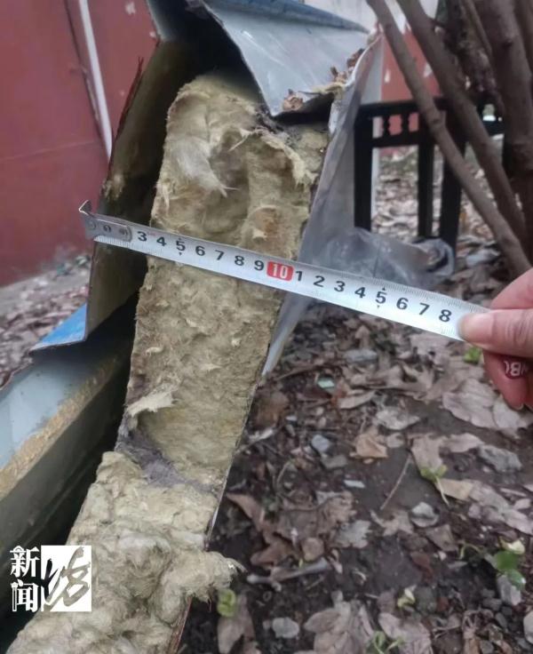 沪一业主遭女邻居报复,窗户被垃圾堵到"不见天日",为啥? 沪一业主遭女邻居报复,窗户被垃圾堵到"不见天日",为啥?