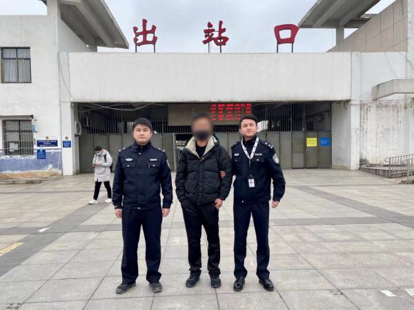 800多公里,他买站票来向警方自首!一句话道出背后原因…… 800多公里,他买站票来向警方自首!一句话道出背后原因……