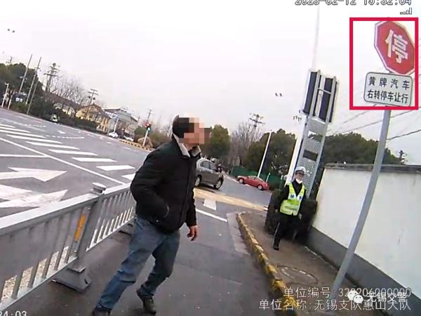 惊魂一刻！交警提醒阿姨“内轮差”，1分钟后…… | 覆车之戒