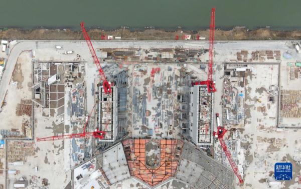 上海：超高层造楼机助力智能绿色施工