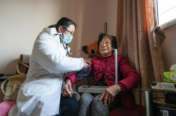 实地探访上海老旧小区里的“留守老人”