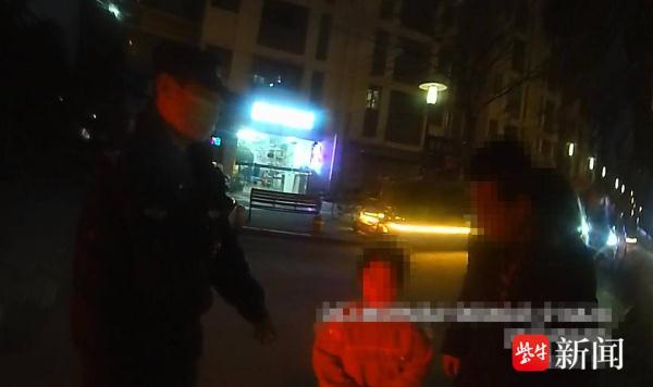 奶爸带着女儿在楼下玩，回家时发现身后竟多了个孩子……