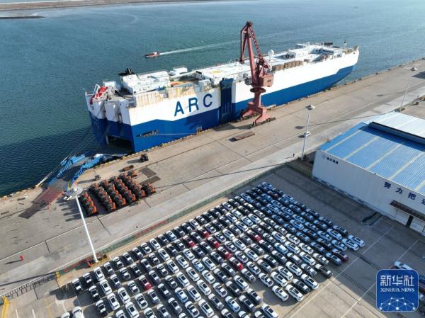 江苏连云港:车辆出口忙 江苏连云港:车辆出口忙