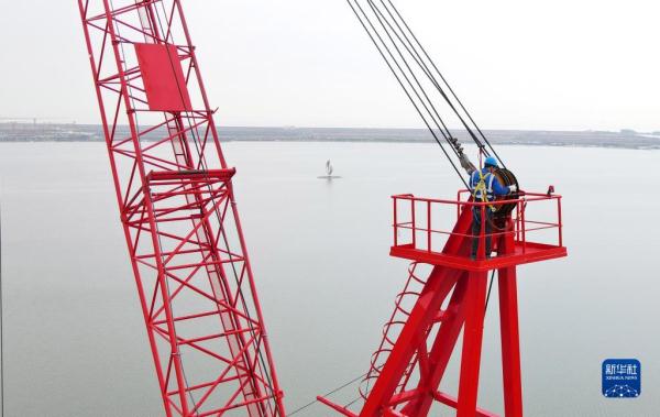 上海：超高层造楼机助力智能绿色施工