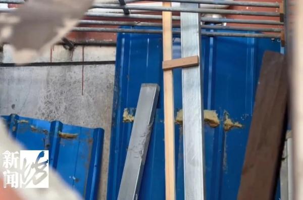 沪一业主遭女邻居报复,窗户被垃圾堵到"不见天日",为啥? 沪一业主遭女邻居报复,窗户被垃圾堵到"不见天日",为啥?