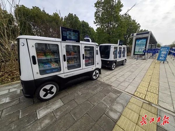 武汉街头无人驾驶售货车,有人靠近就停车 武汉街头无人驾驶售货车,有人靠近就停车