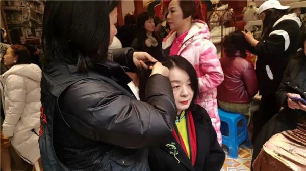 上海《甄嬛传》阿姨们又"杀"去横店了，这次挑战的大热剧是…