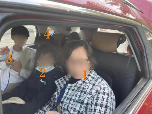 后备箱“硬”塞3个小孩！民警痛斥家长：别把生命当儿戏！