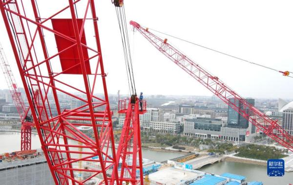 上海：超高层造楼机助力智能绿色施工