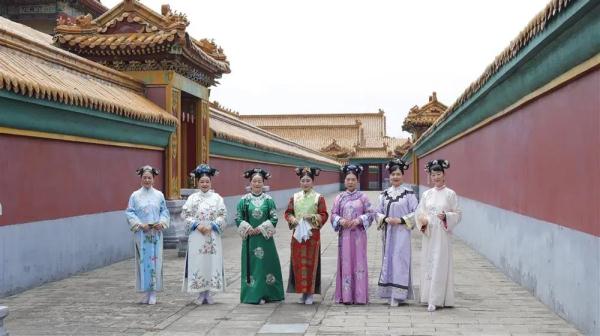 上海《甄嬛传》阿姨们又"杀"去横店了，这次挑战的大热剧是…