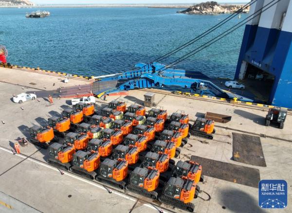 江苏连云港:车辆出口忙 江苏连云港:车辆出口忙